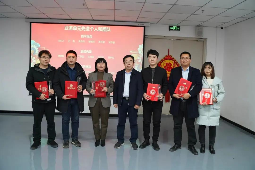 楊耀黨董事長為優秀團隊及新銳團隊頒獎并合影留念 楊耀黨董事長為優秀團隊及新銳團隊頒獎并合影留念