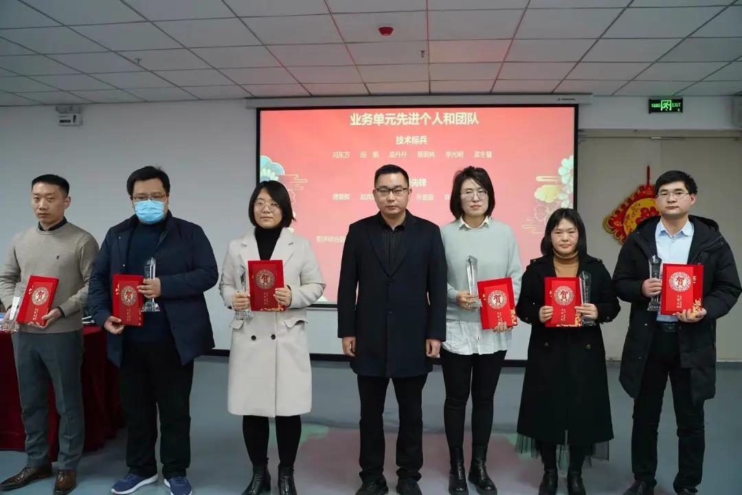 孔慶端副總裁為業務先鋒頒獎 孔慶端副總裁為業務先鋒頒獎