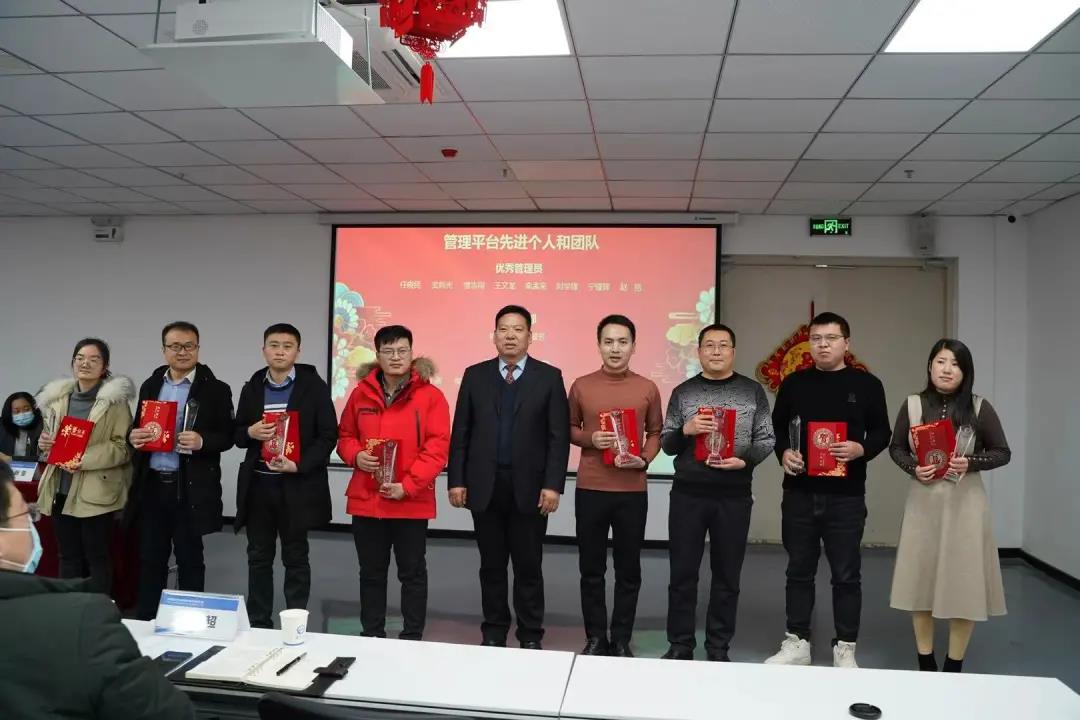 段建斌副總裁為優秀管理員頒獎 段建斌副總裁為優秀管理員頒獎
