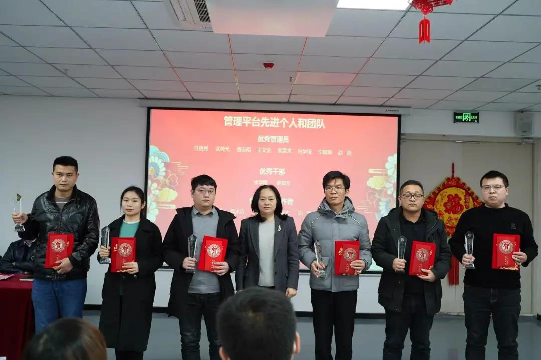 趙金茹副總裁為優秀科技工作者頒獎 趙金茹副總裁為優秀科技工作者頒獎