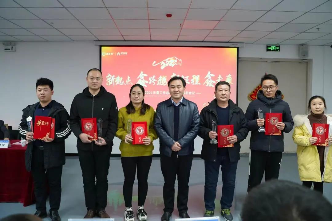 職評公司邱新亞總經理為技術標兵頒獎 職評公司邱新亞總經理為技術標兵頒獎